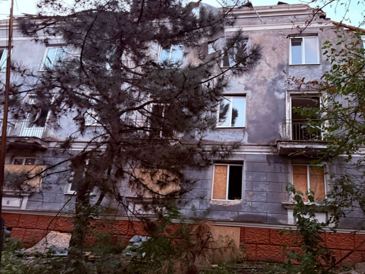 Из российского обстрела ночью 17 сентября повреждено здание гостиницы в Краматорске. Фото: Новости Краматорского района 