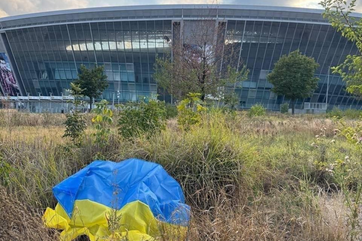 Прапор України біля «Донбас Арени». Фото: «Жовта стрічка»