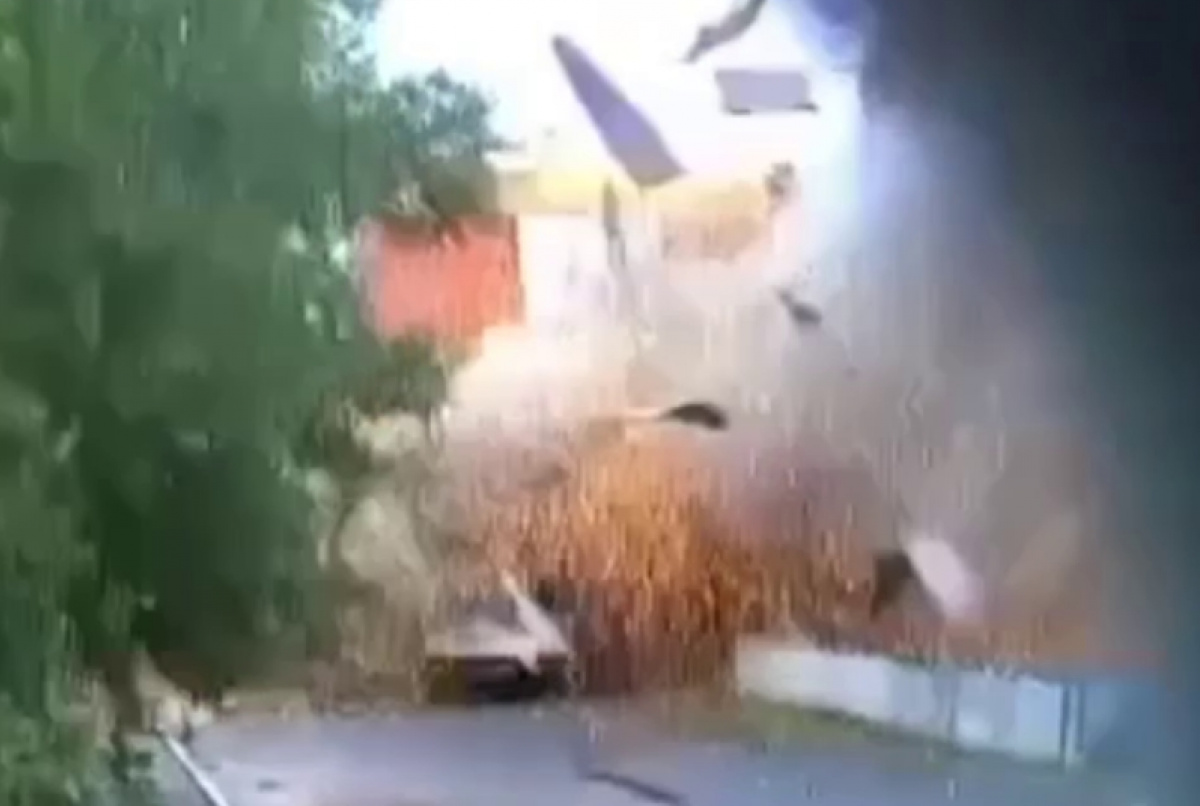 Момент удара дрона по машине гауляйтера Новой Каховки Владимира Леонтьева. 