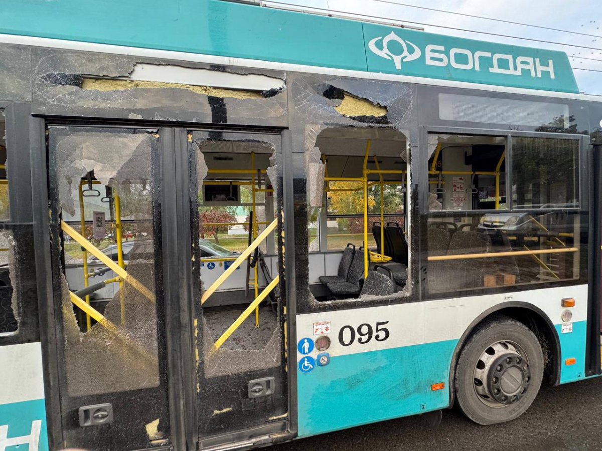 Наслідки удару по тролейбусу у Сумах. Фото: Сумська міськрада