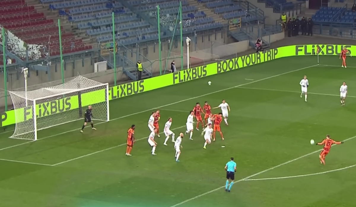 Артем Бондаренко открывает счет в матче. 