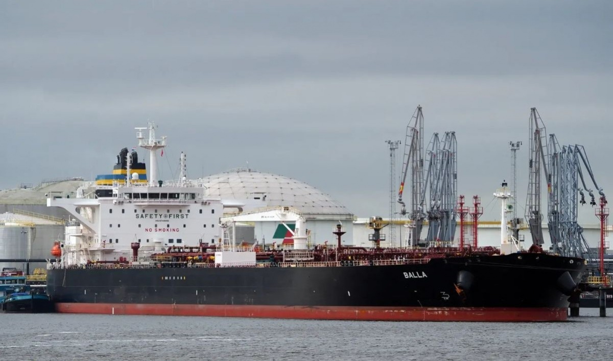 Нафтовий танкер BALLA під прапором Ліберії, керований грецькою TMS Tankers Ltd, здійснював рейси з Усть-Луги в 2025 році.