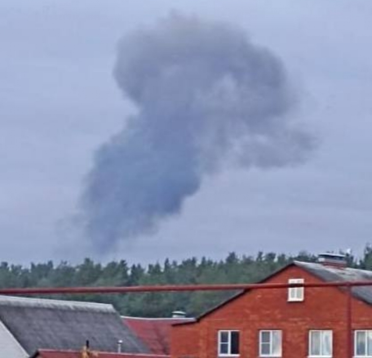 Гриб дыма в селе Графовка Шебекинского округа поднялся после падения российской авиабомбы.