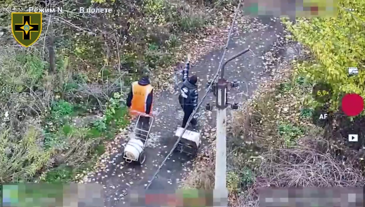 Цивільні, яких хотів атакувати російський дрон у Костянтинівці. Фото: кадр із відео