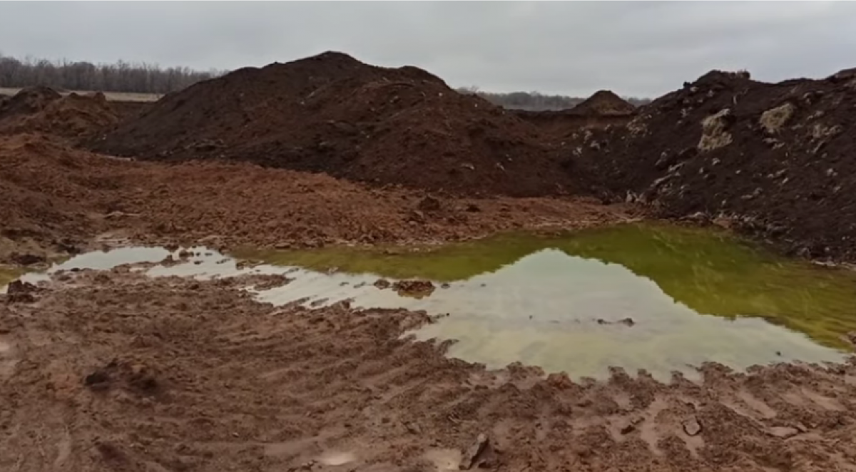 Вихід підземних вод біля шахти «Юнком» біля Єнакієвого. Скрин з відео