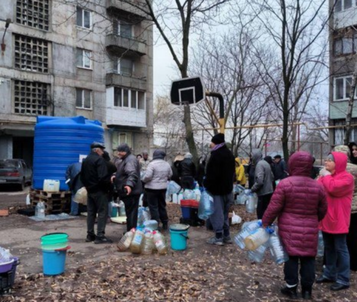 У Макіївці з серпня немає води у кранах: на вулиці Фонтанній у черзі по воду жінці стало погано. Фото: телеграм-канал