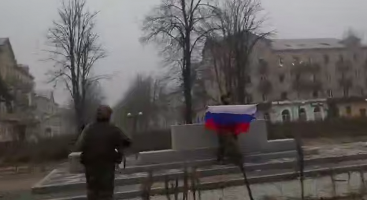 Російські окупанти зі своїм прапором у Покровську. Фото: кадр із відео