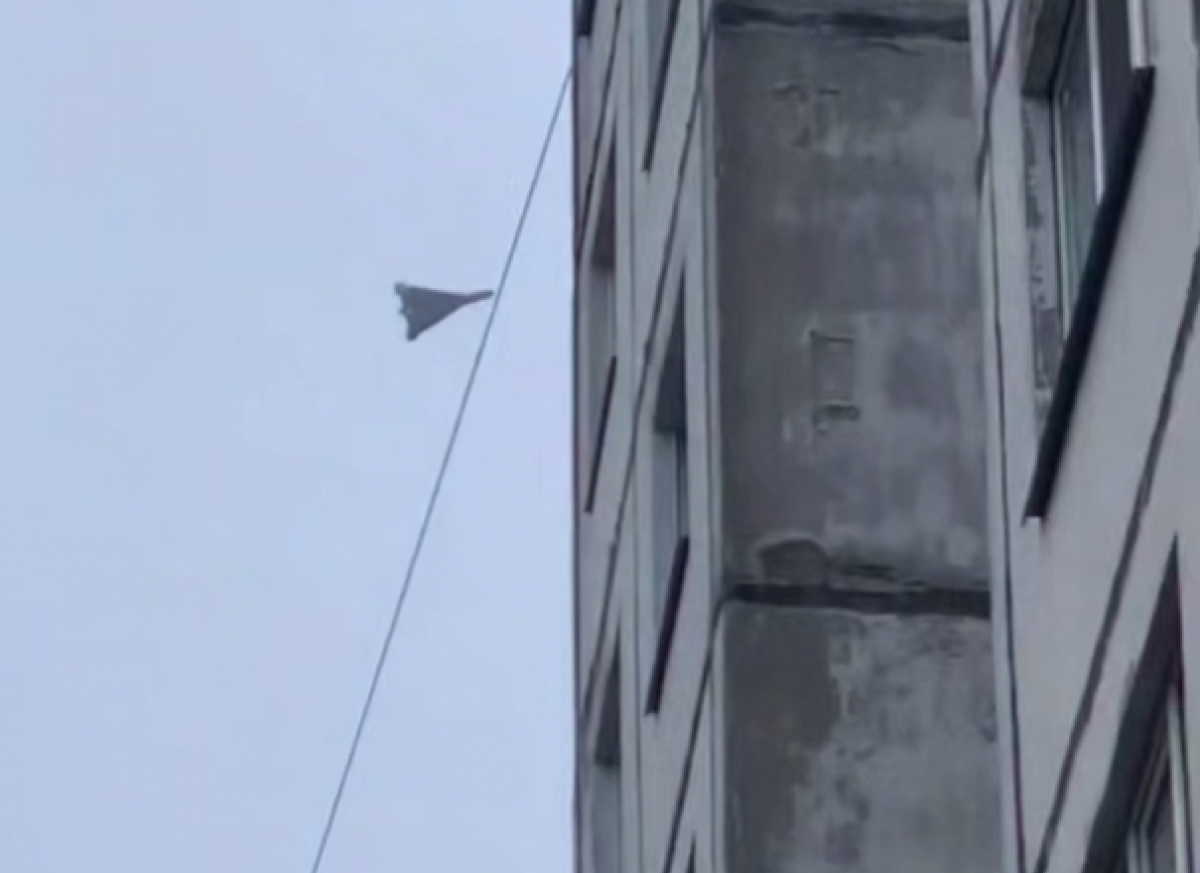 Проліт «Шахеда» над багатоповерховим будинком.