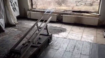 Российский БПЛА «Молния» теряет управление сразу после запуска с импровизированной катапульты и падает вниз, что приводит к взрыву.