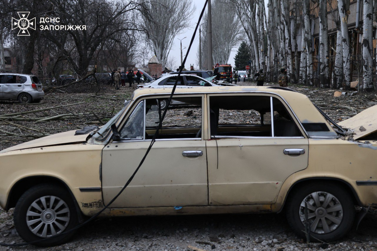 Последствия удара по Запорожью. Фото: ГСЧС