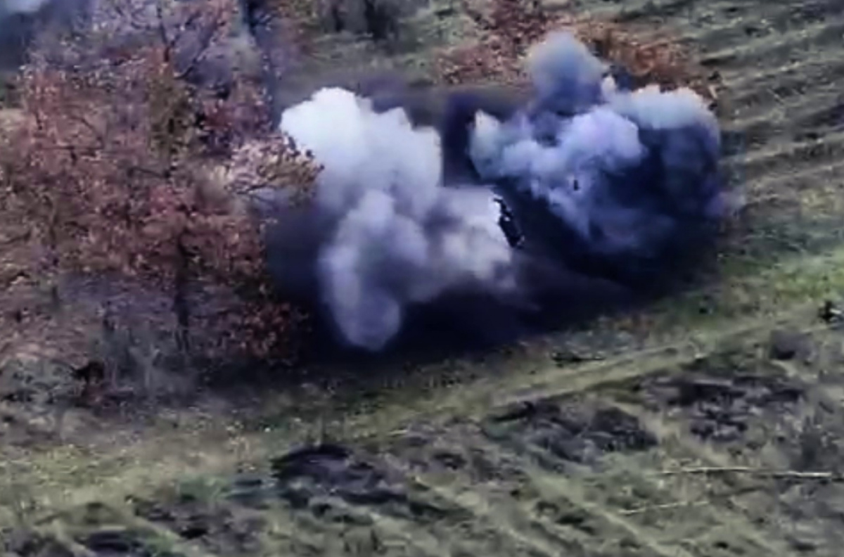 Момент прильоту снаряда по окупанту.