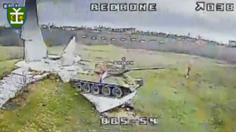 Удар по российскому флагу в Северске. Фото: кадр из видео