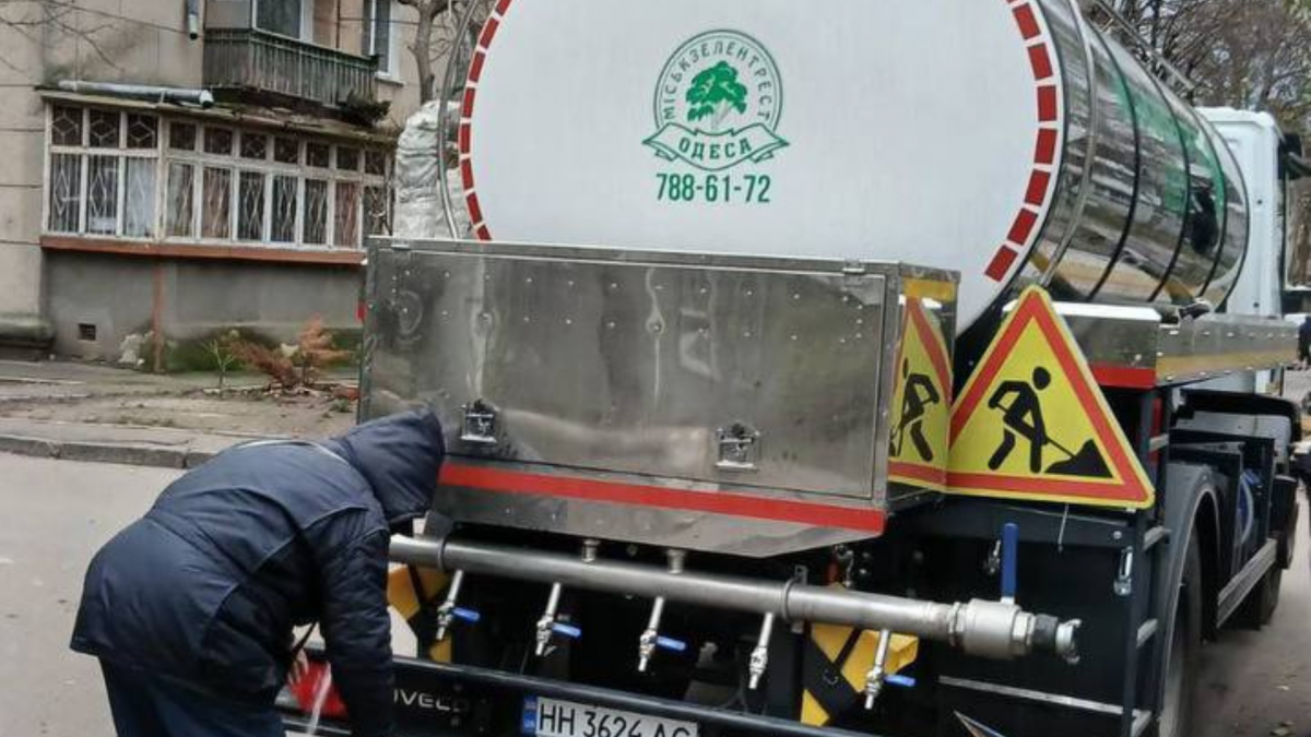 Одесса после ночной атаки. Подвоз технической воды. Фото: из соцсетей