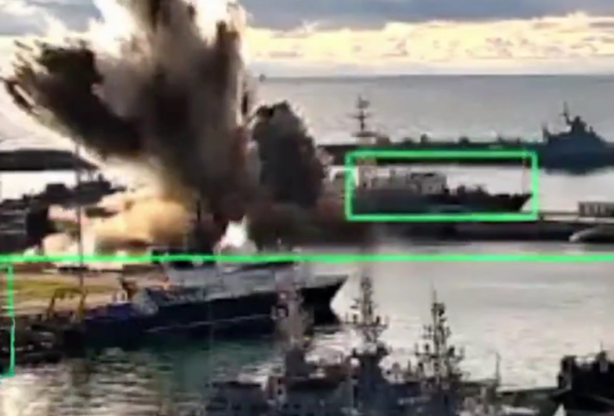 Момент вибуху на місці, де розташовувався підводний човен. 