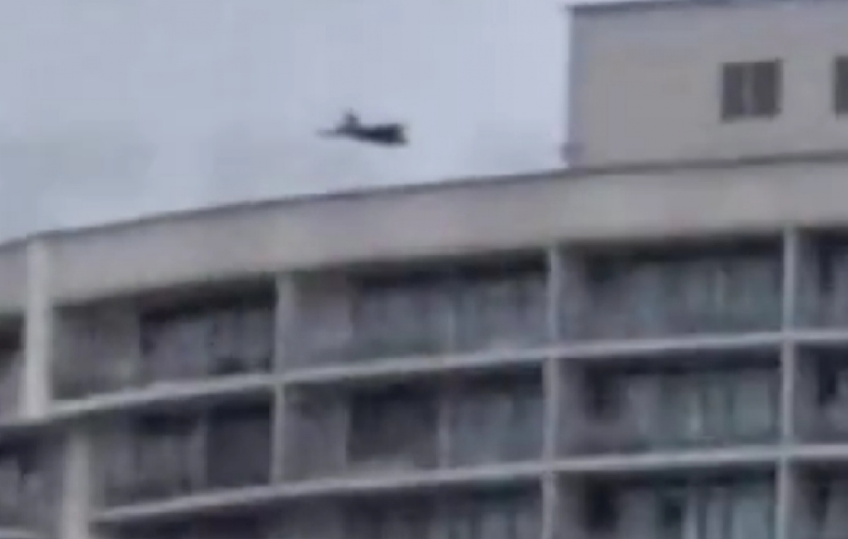 Російський дрон навмисно атакує багатоповерховий житловий будинок.