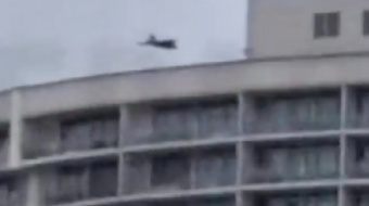 Российский дрон намеренно атакует жилой многоэтажный дом.