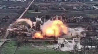 Взрыв уничтожили здание с российской пехотой.