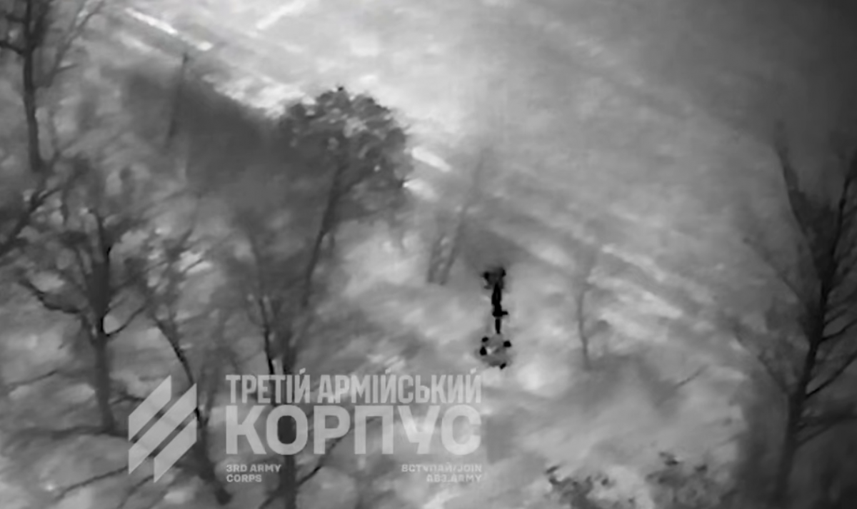 Український наземний дрон веде вогонь на позиції. Фото: кадр із відео