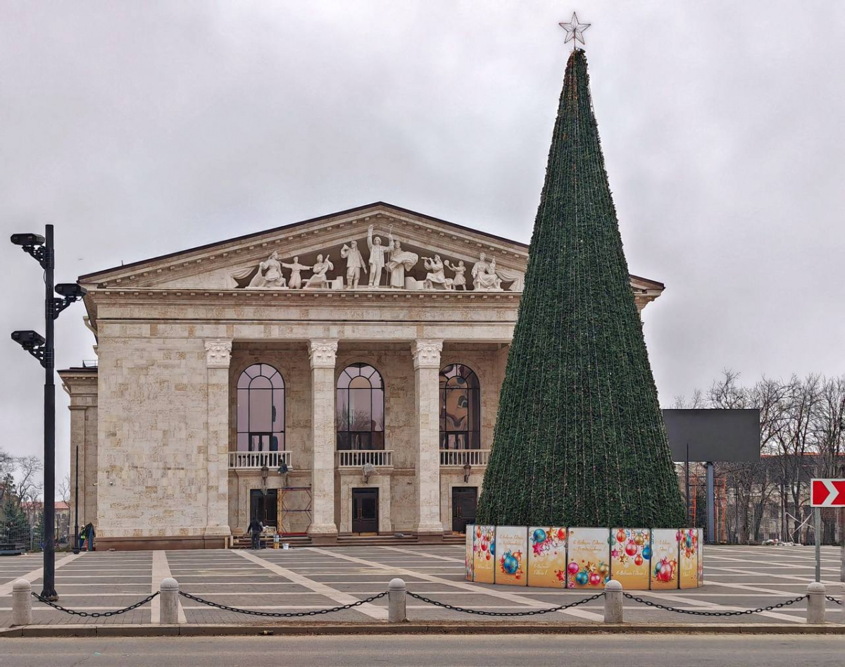 Окупанти скасували покази вистав у «відновленому» драмтеатрі. Фото: міськрада 