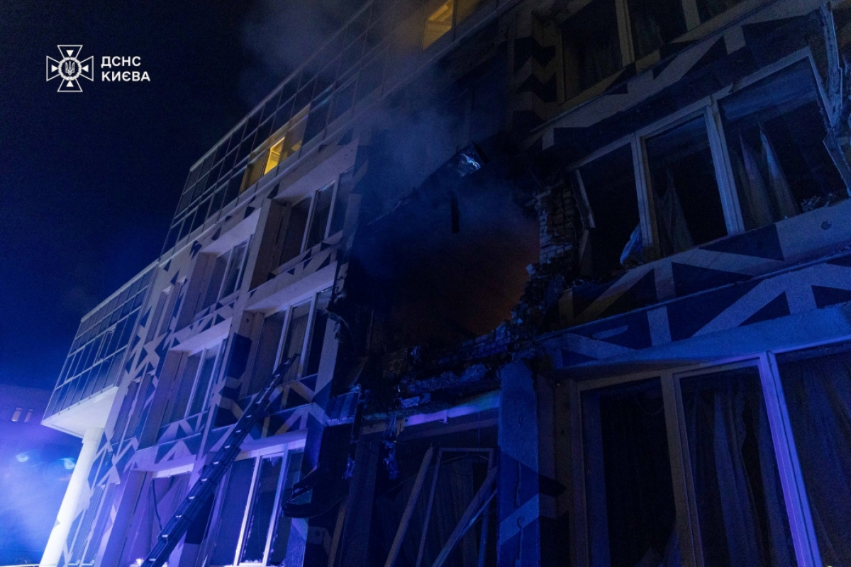 Последствия удара РФ по Киеву. Фото: ГСЧС Киева