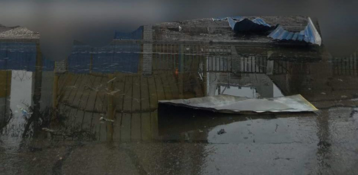 После удара беспилотника в Днепре — масштабный разлив масла. Фото из соцсетей