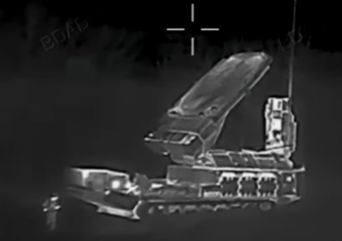 Удар по РЛС российской системы ПВО С-300 в Донецкой области. Фото: кадр из видео