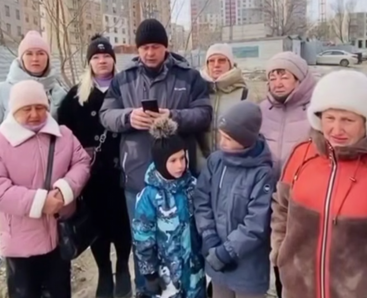 Оставшиеся без дома жители оккупированного Мариуполя. Фото: кадр из видео