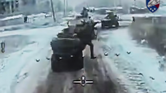 Удар по колонне российских захватчиков под Покровском. Фото: кадр из видео