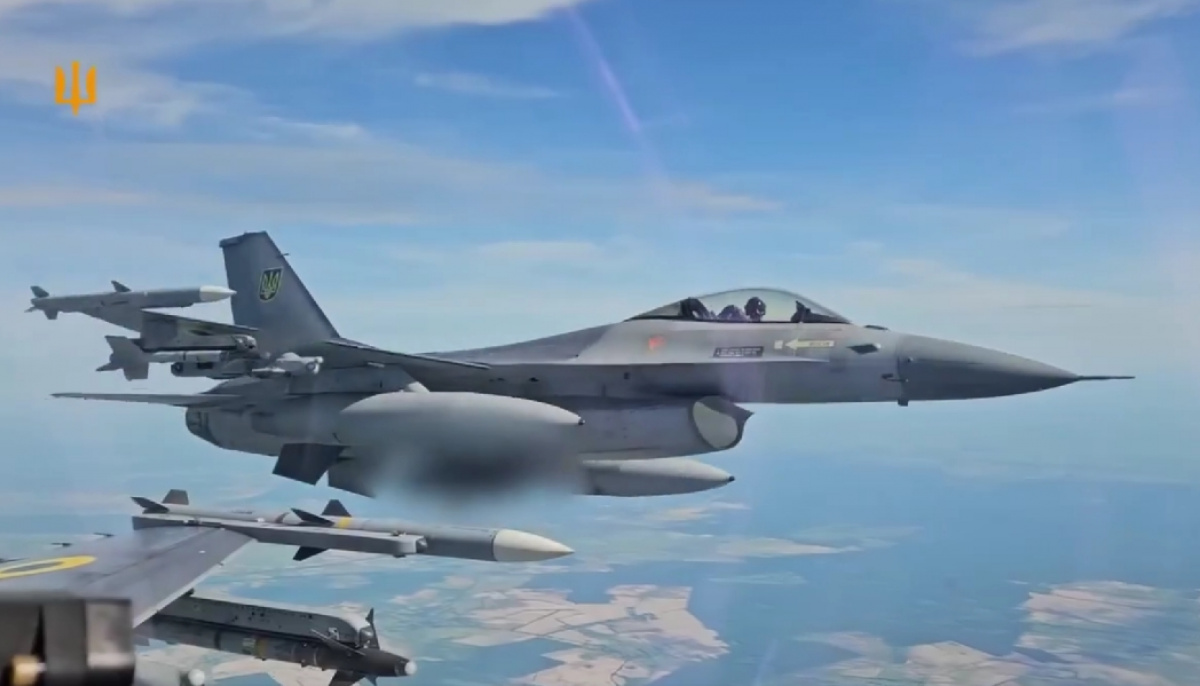 Полет двух истребителей F-16 Fighting Falcon Воздушных сил Украины.