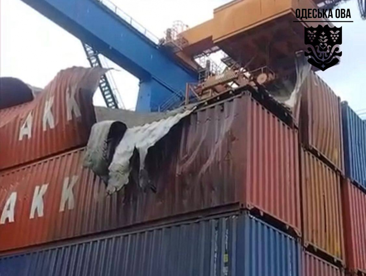 Последствия удара по порту в Одесской области. Фото: Одесская ОВА
