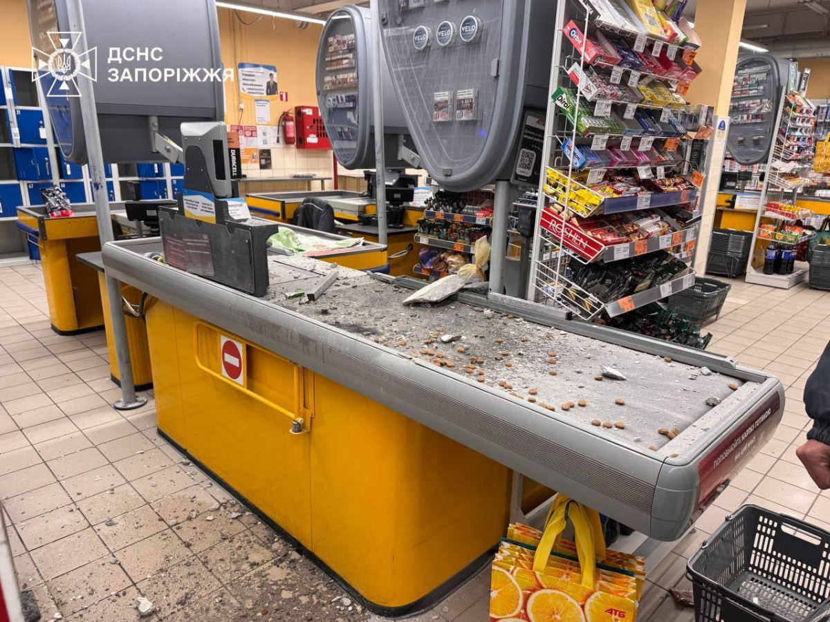Супермаркет после российского удара. Фото: ГСЧС Запорожья