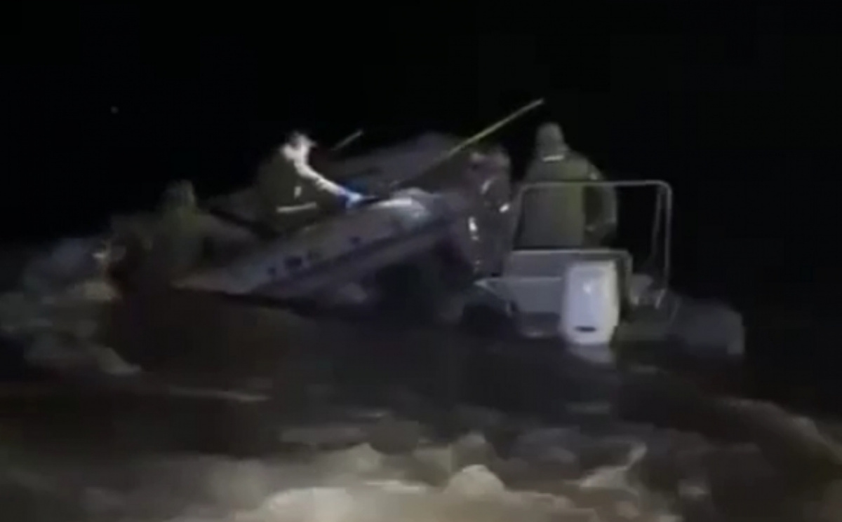 Окупанти таранять один одного, тренуючись на воді. Фото: кадр з відео.