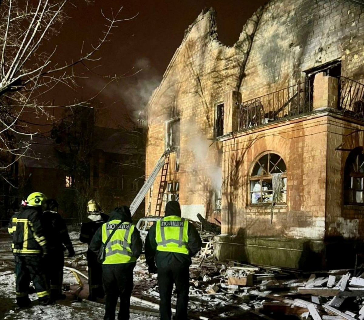 Полиция на месте удара по жилому дому в Киеве.