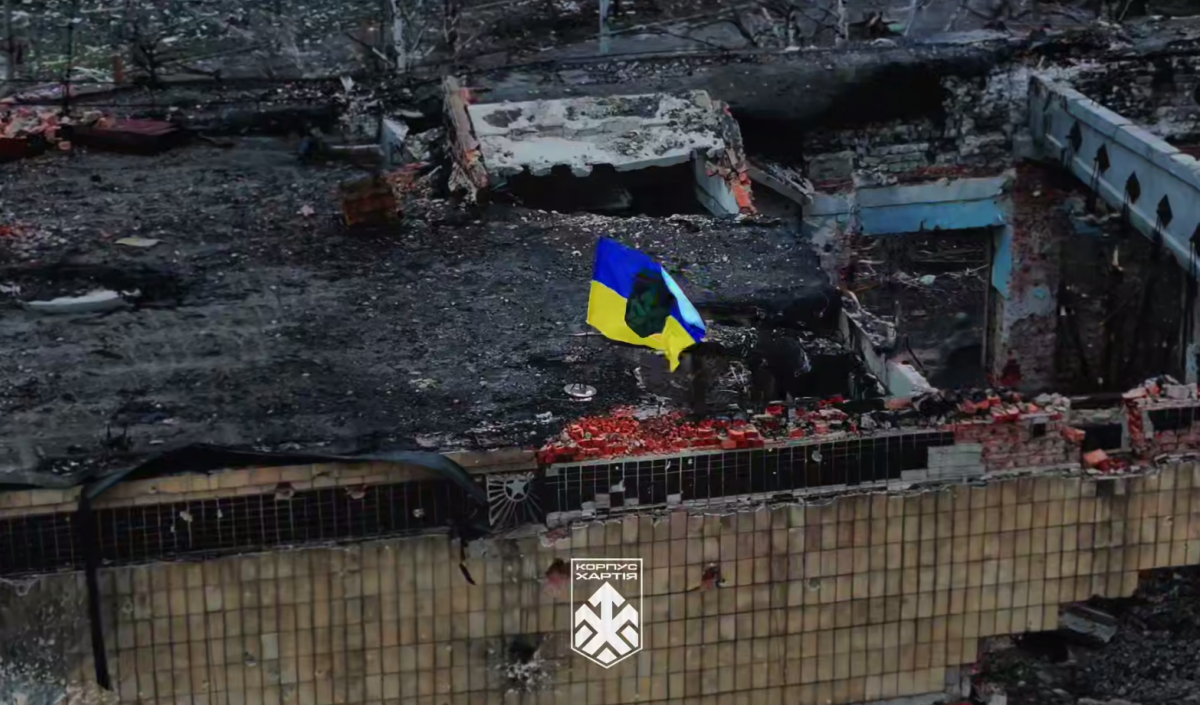 Украинский флаг над горсоветом в центре Купянска. Фото: кадр из видео