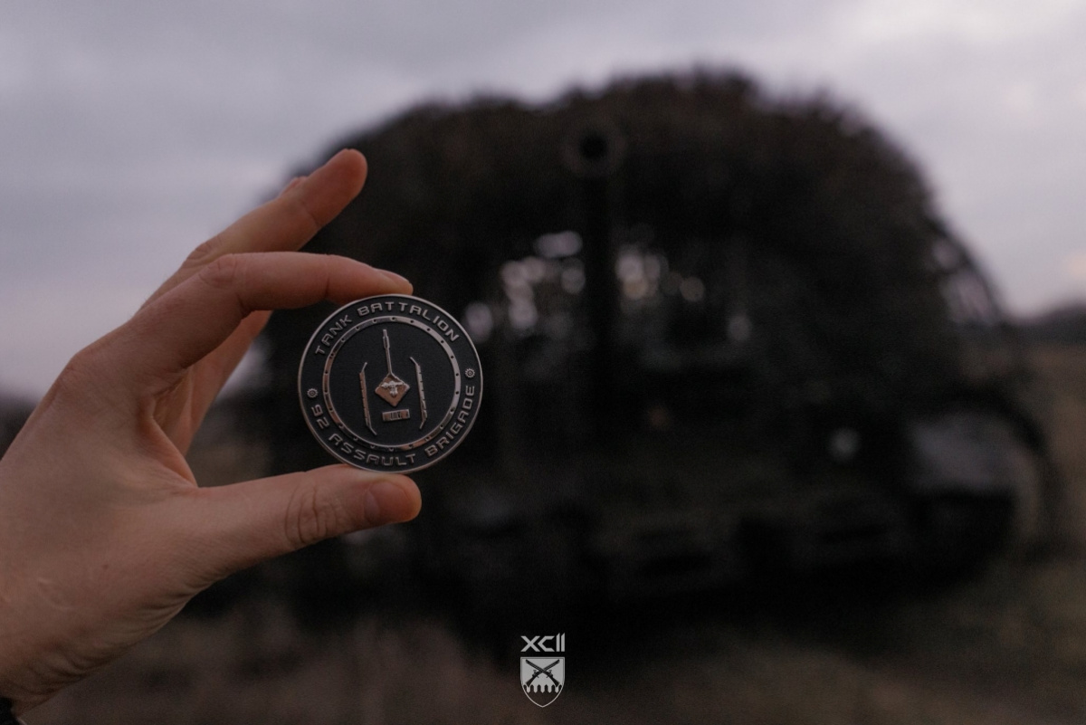 Російський танк Т-80 на задньому плані. Фото: 92 ОШБр