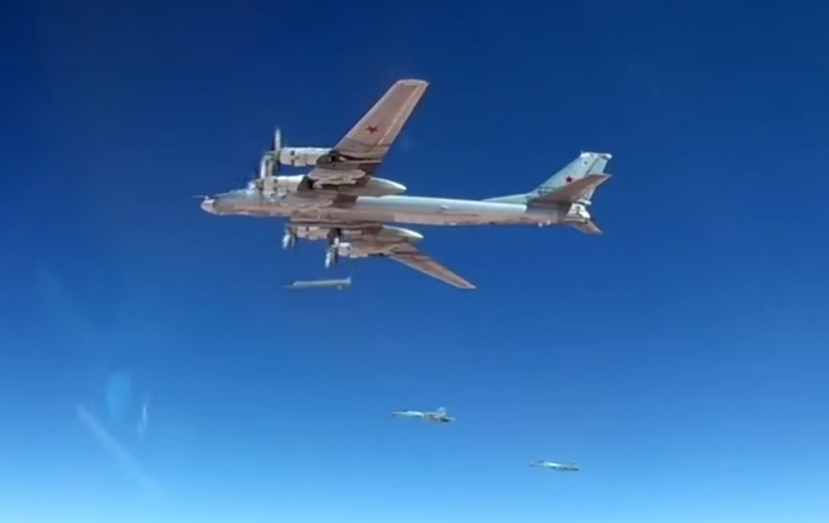 Стратегический бомбардировщик Ту-95МС выполняет пуск ракет.