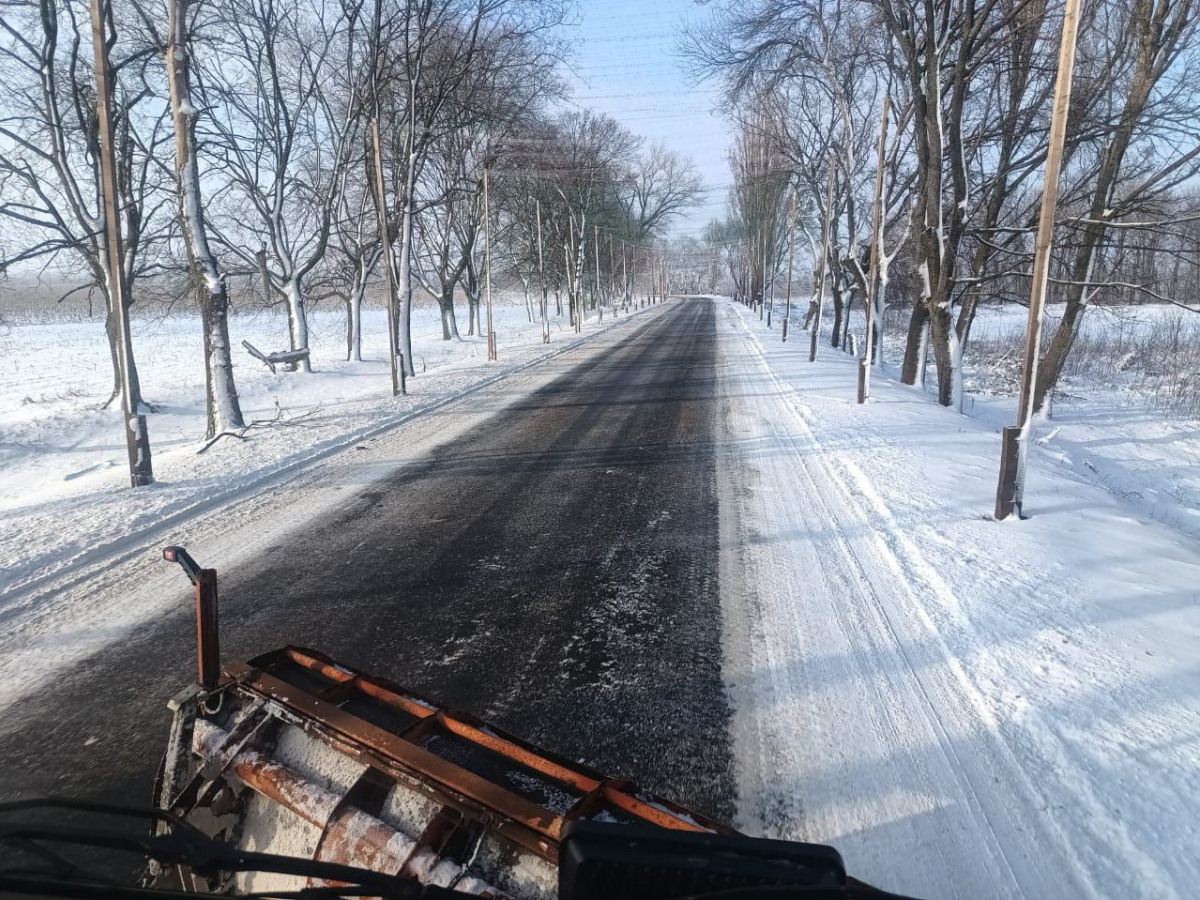 Розчищення дороги на Донеччині. Фото: Донецька ОВА