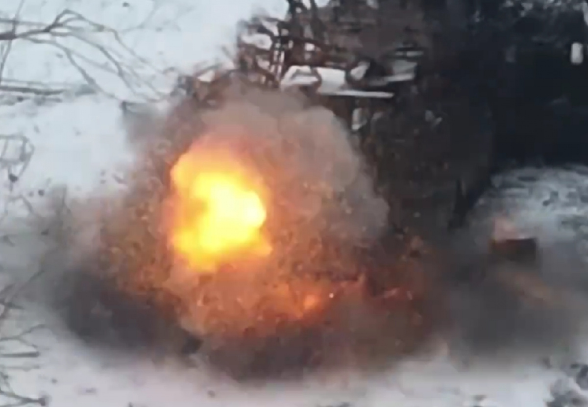 Дрон ЗСУ виявив російського окупанта під спаленою технікою РФ.