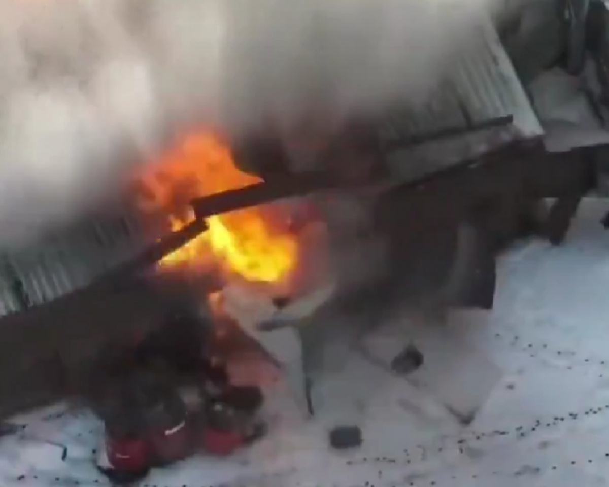 Момент вибуху сараю з російським окупантом.