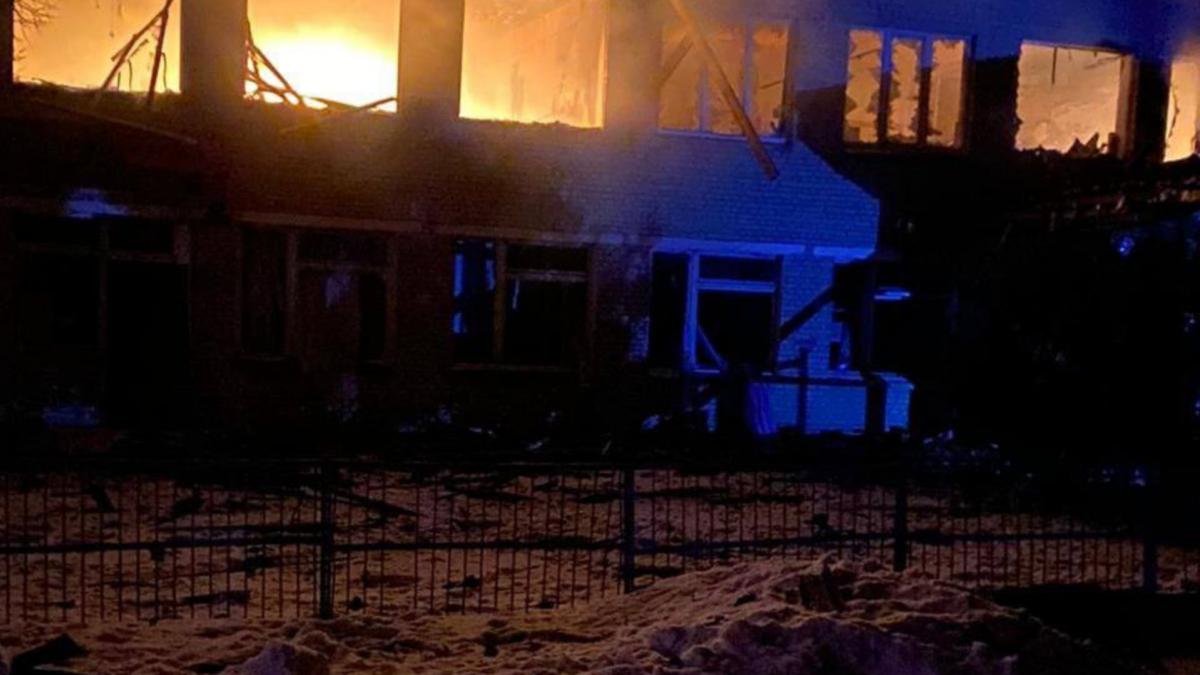 Три российских дрона ударили по школе в Путивльской громаде Сумской области. Фото: Константин Гаврильчук