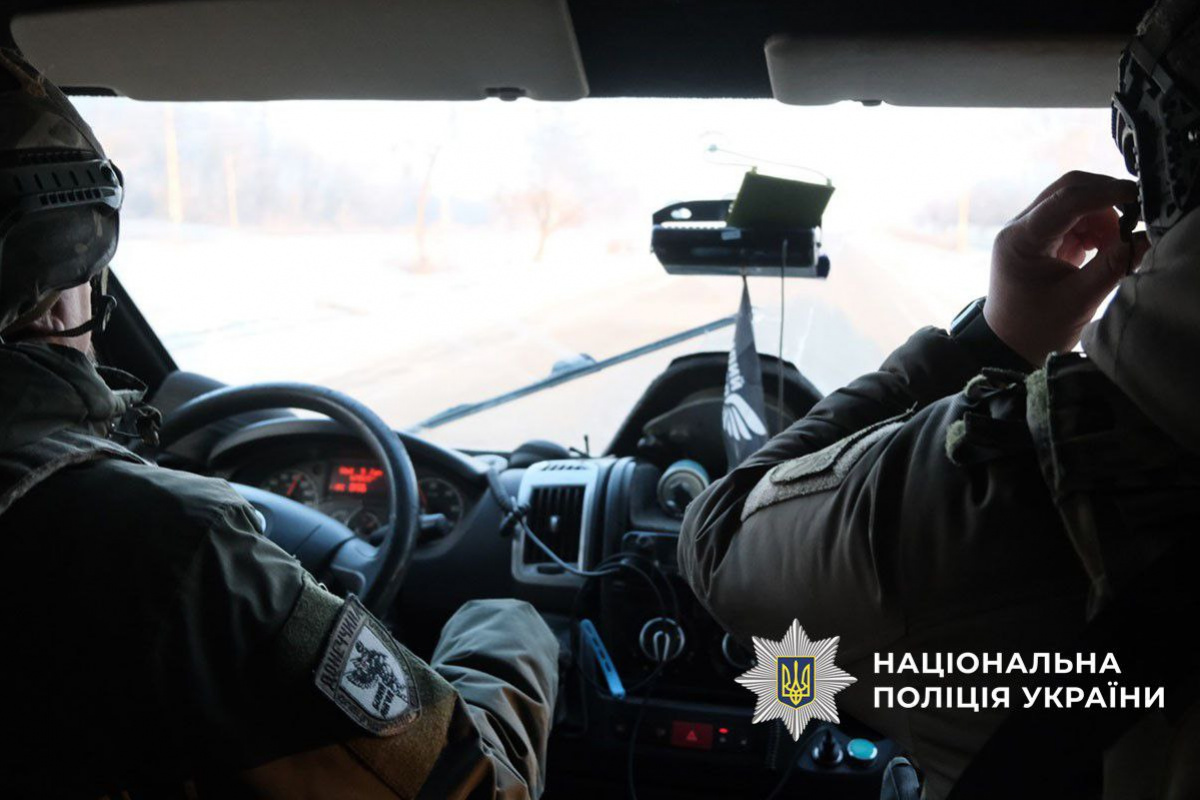 Полиция вывезла семью из Алексеево-Дружковки. Фото: полиция 