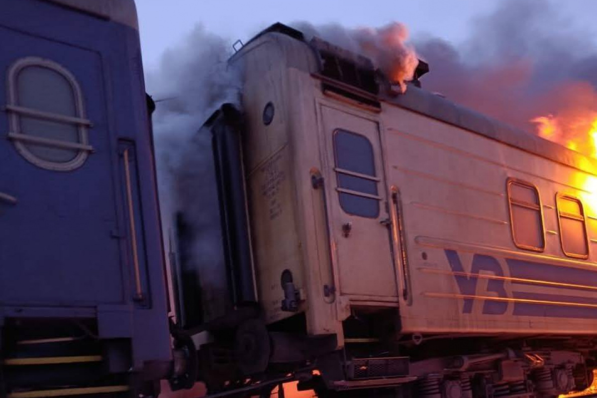 Последствия удара по пассажирскому поезду на Харьковщине. Фото: министр развития громад и территорий Украины Алексей Кулеба в Телеграм