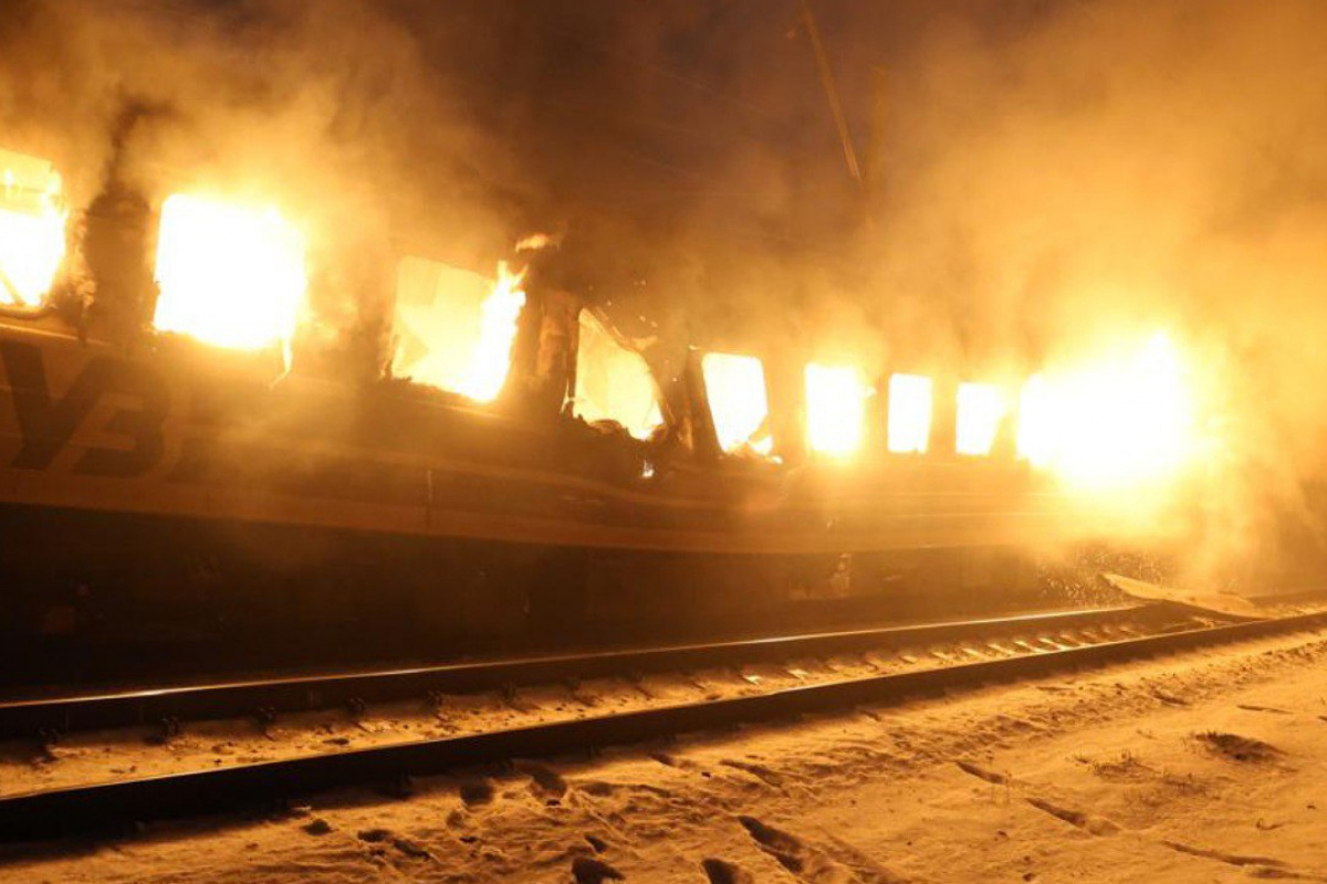 Последствия удара по пассажирскому поезду на Харьковщине. Фото: полиция