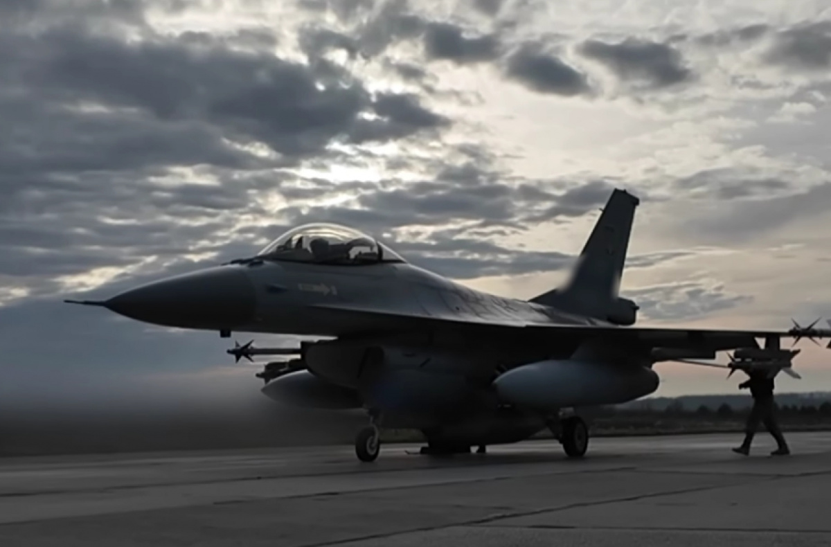 Истребитель F-16 Воздушных сил ВСУ.
