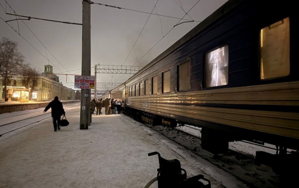 По соображениям безопасности пассажиров на участке Лозовая — Барвенково — Краматорск пересаживают на автобус. Фото: Укрзализныця 