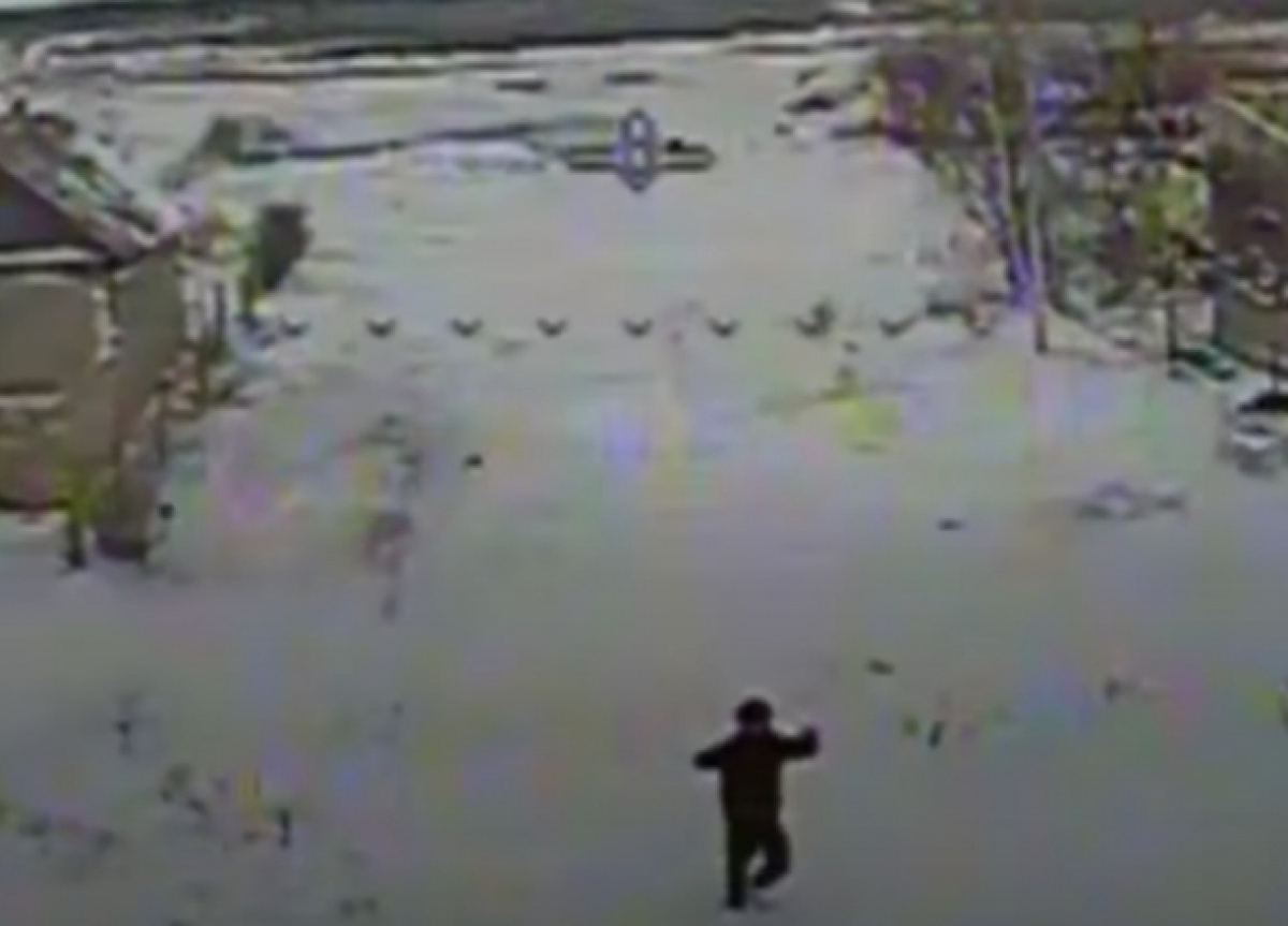 Захват российского военнослужащего в плен с помощью FPV-дрона.