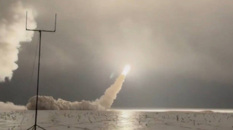 Пуск крылатых ракет FP-5 «Фламинго».