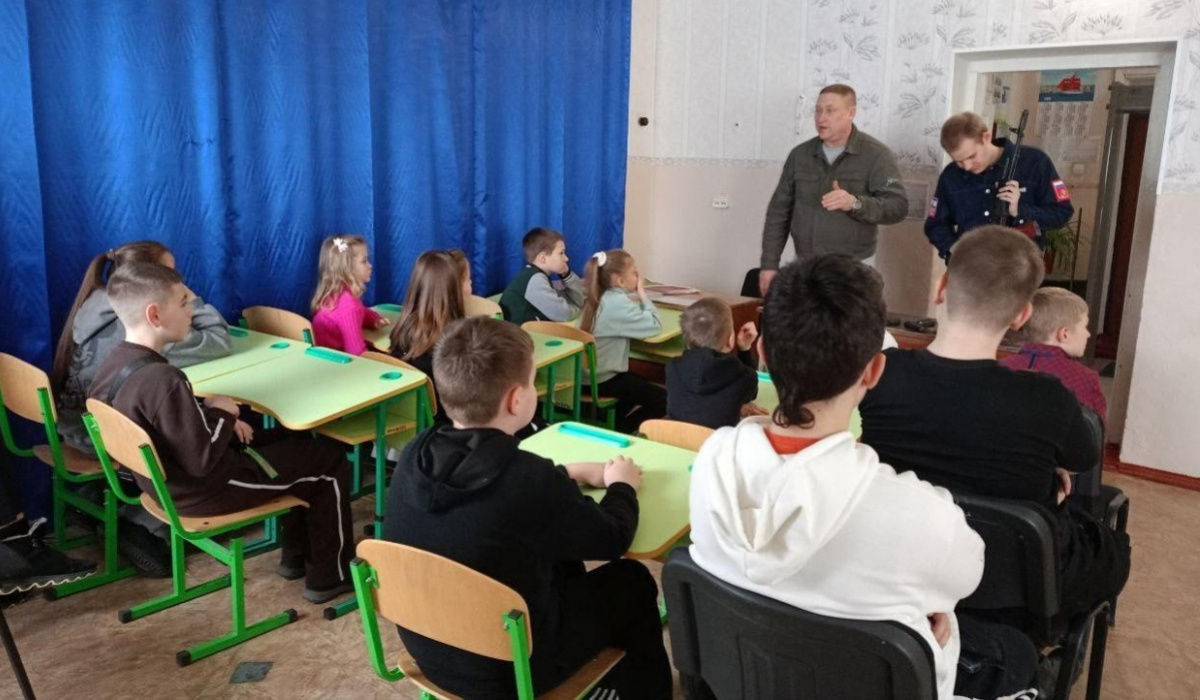 В оккупированном Геническе детям показывали боевое оружие