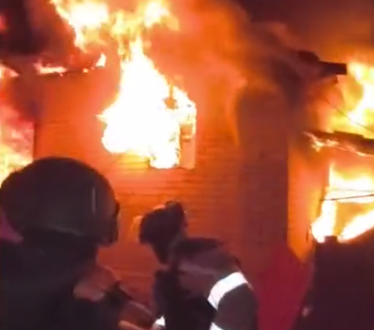 Спасение пожилой женщины после обстрела Дружковки. Фото: кадр из видео