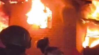 Порятунок літньої жінки після обстрілу Дружківки. Фото: кадр із відео